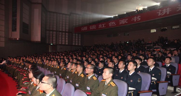 李明坐在公共汽车上，通过车窗看着窗外，脑海里不断浮现起在山区支教时的种种情景。